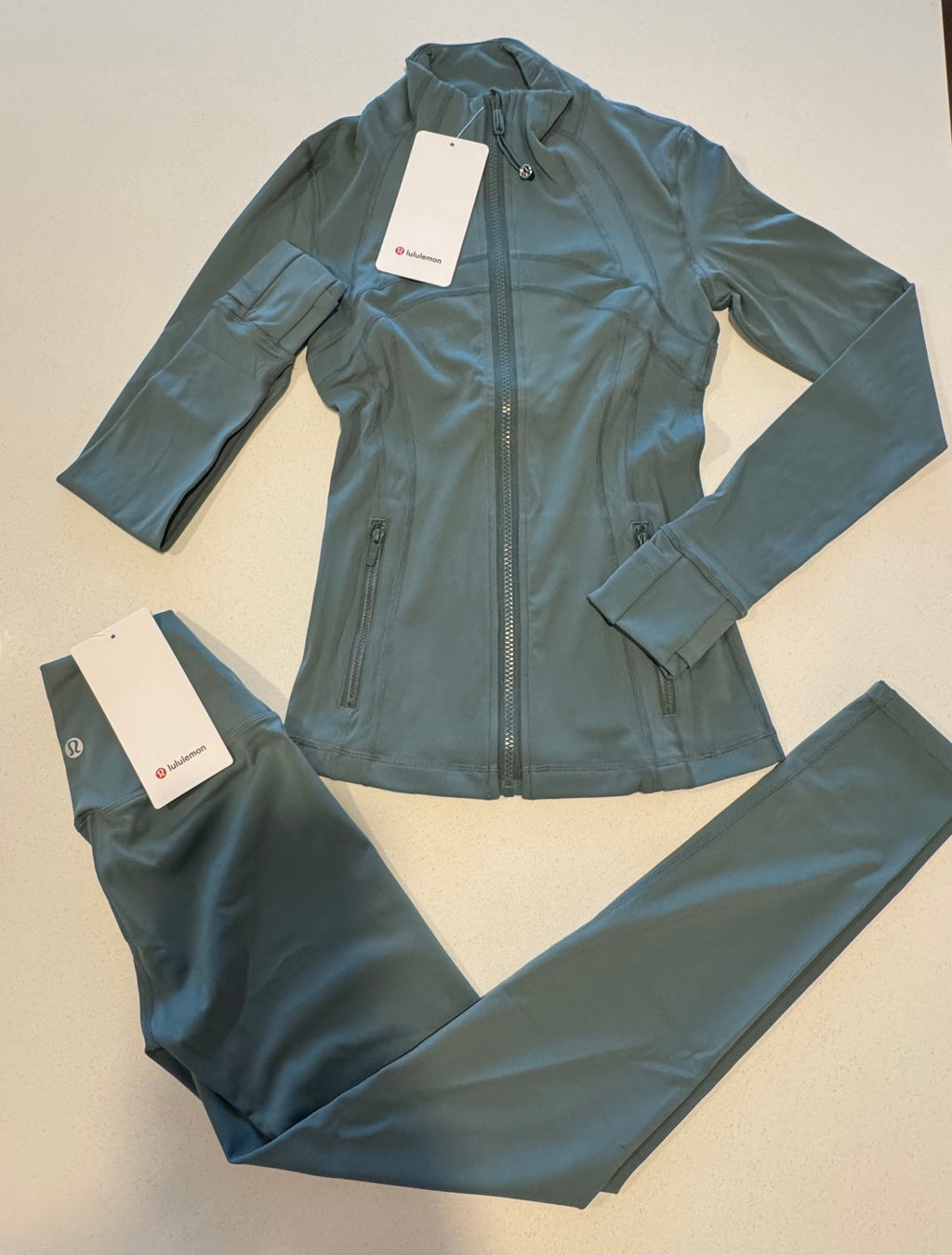 Moss Green I NWT  🏷️ I  LuLuLemon Athletica Define Women’s 2-Piece Set